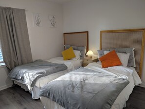 2 slaapkamers, een kluis op de kamer, een bureau