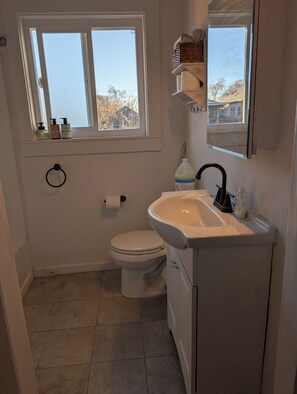 Hårføner, håndklær, såpe og toalettpapir