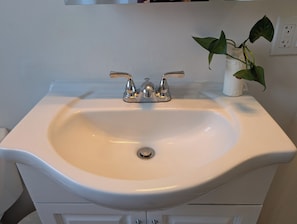 Séchoir à cheveux, serviettes fournies, savon, papier de toilette