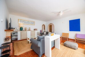 TV, fireplace - Villa 'Can Ferrer' with Private Pool, Wi-Fi and Air Conditioning (Santanyí)