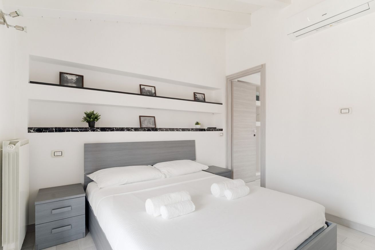 1 chambre, fer et planche à repasser