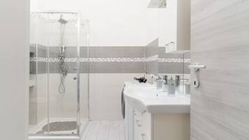 Dusche, Bidet, HandtĂŒcher