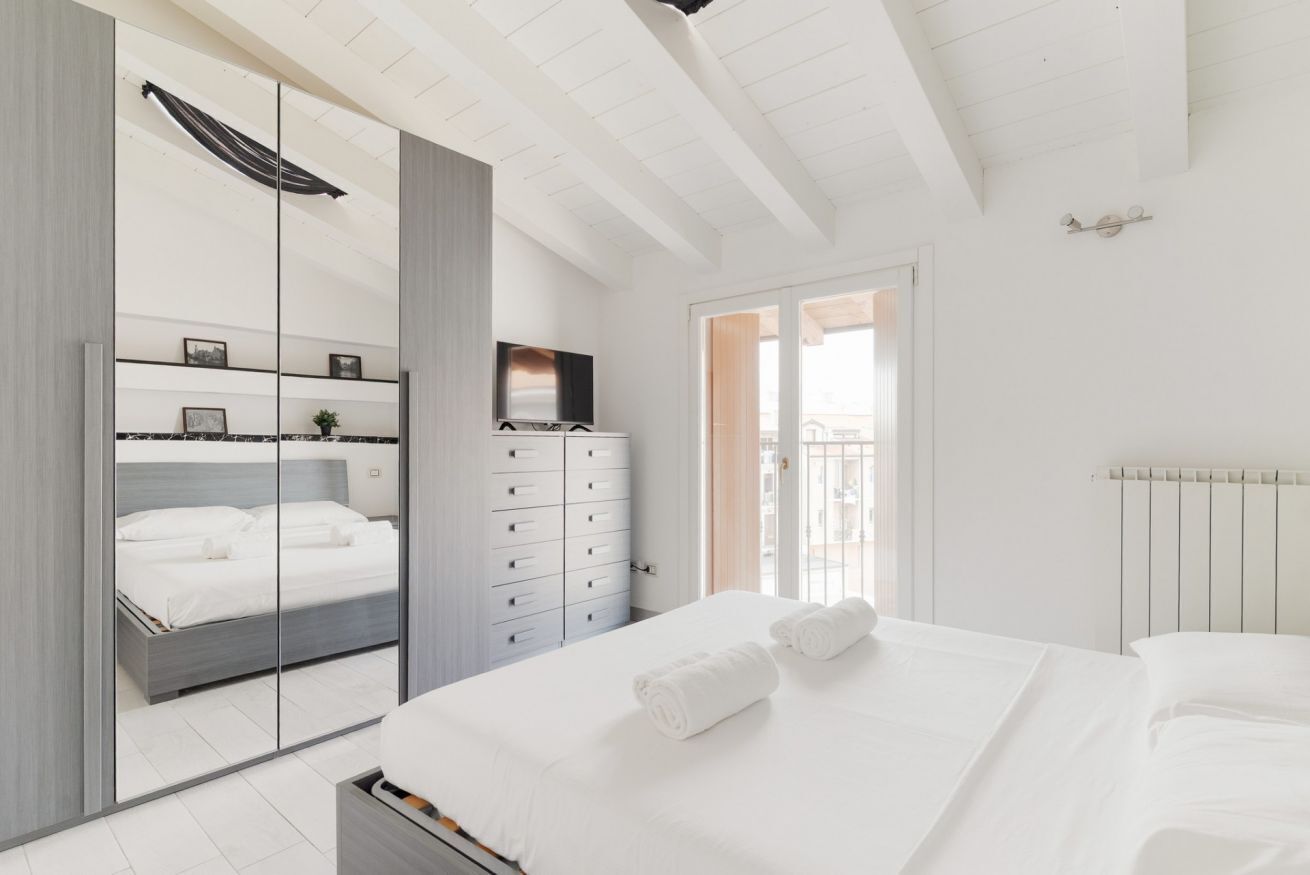 1 habitación y tabla de planchar con plancha 