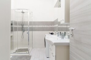 Douche, bidet, serviettes fournies