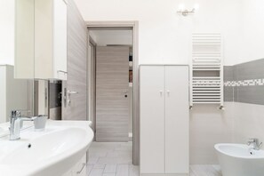 Shower, bidet, towels - GuestHost - Charming 40 sqm apartment, ideal for up to 2 people, located on the fourth floor of a building with an elevator (NOT accessible to disabled guests).The property is located in Sesto San Giovanni, a residential neighborhood with plenty of ameni (Sesto San Giovanni)