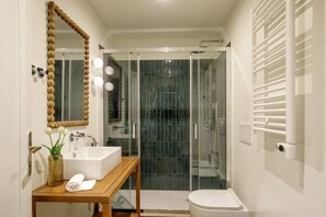 Shower, bidet - Daplace | Serenella Apartment - A two-storey apartment with large outdoor terrace, in the heart of Rome. (Roma)