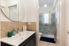 Casa, 2 habitaciones, vista a la colina | Baño | Regadera, secadora de cabello, toallas, jabón 