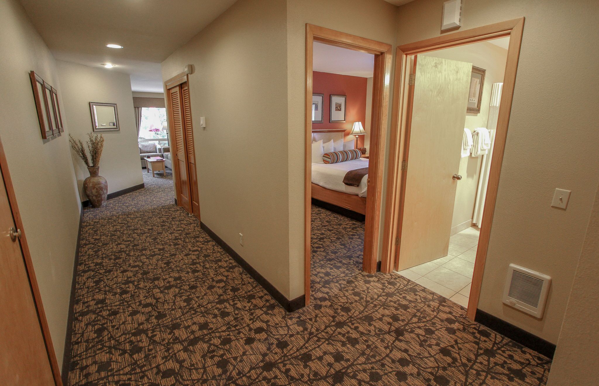 2 habitaciones, tabla de planchar con plancha y cuna de viaje 