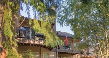 Cozy Mt. Hood Condo w/ Pool & Hot Tub Access