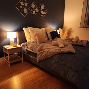 3 habitaciones, escritorio y tabla de planchar con plancha 