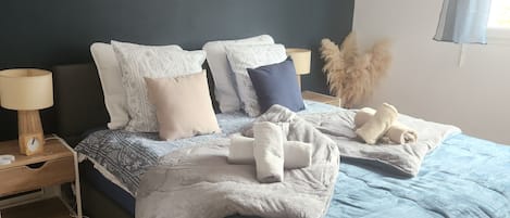 3 bedrooms, desk, iron/ironing board, travel crib