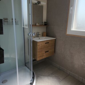 Een douche, een haardroger, handdoeken, toiletpapier