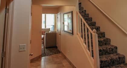 Spacious Mt. Hood Loft Condo w/ Vaulted Ceilings