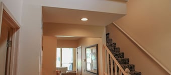Spacious Mt. Hood Loft Condo w/ Vaulted Ceilings