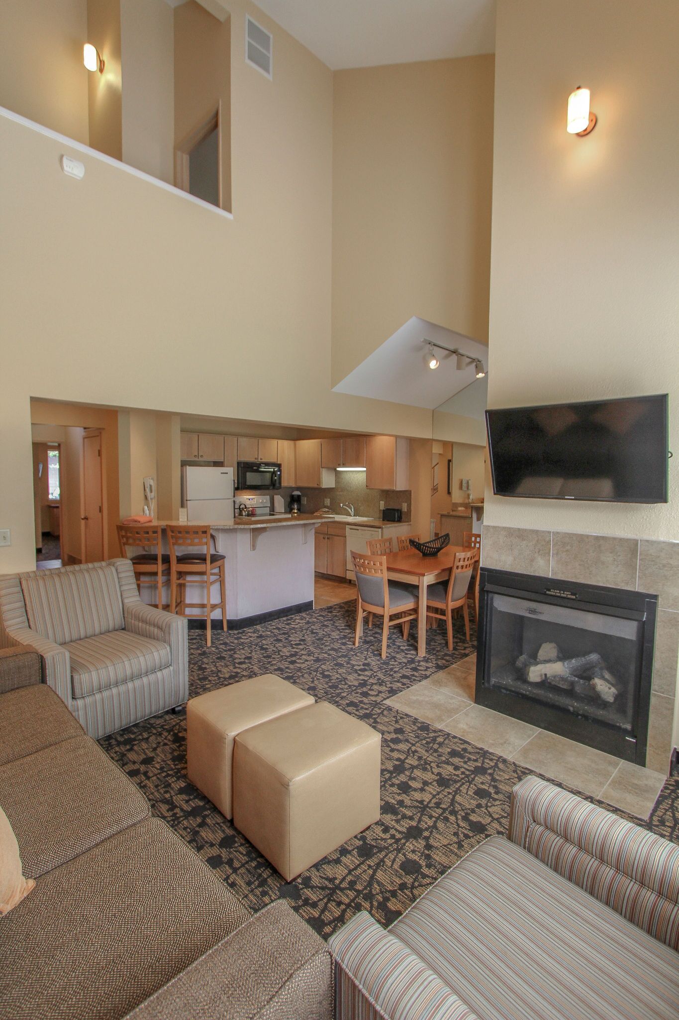 Televisión y chimenea 