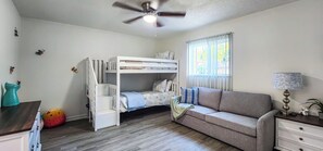 2 slaapkamers, een strijkplank/strijkijzer, internet, beddengoed