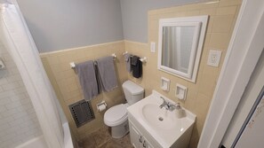 Haartrockner, Handtücher, Seife, Toilettenpapier