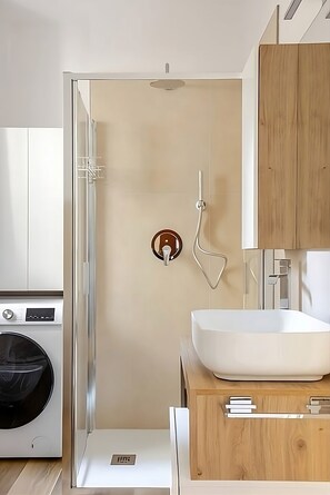 Shower, hair dryer, bidet, towels