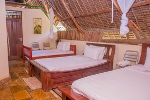 3 habitaciones, tabla de planchar con plancha y ropa de cama