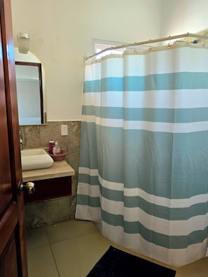 Douche, sèche-cheveux, serviettes fournies, savon