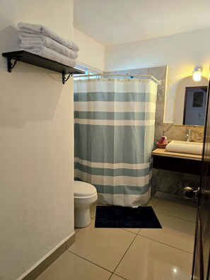 Dusj, hårføner, håndklær og såpe