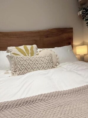 1 bedroom, bed sheets