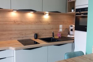 Fridge, microwave, oven, coffee/tea maker