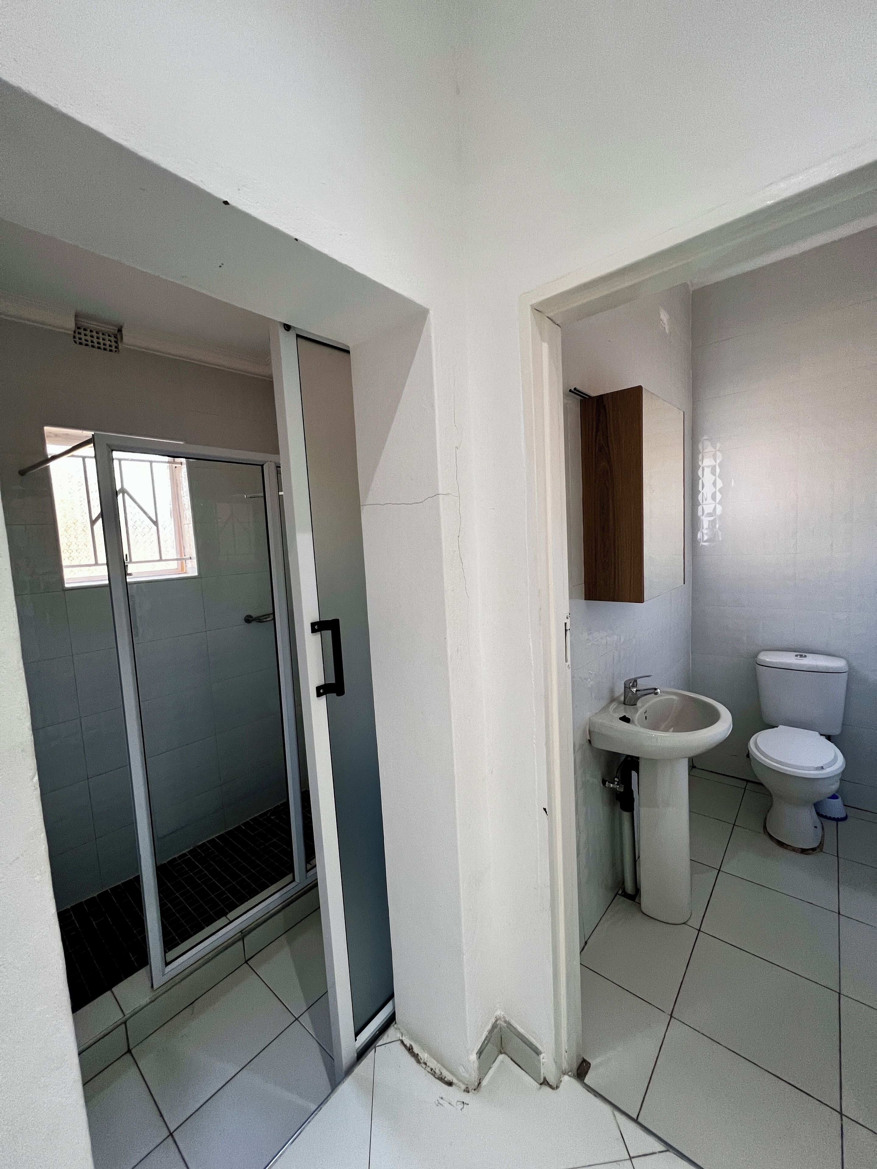 Une salle de bain avec une douche, un lavabo et des toilettes.