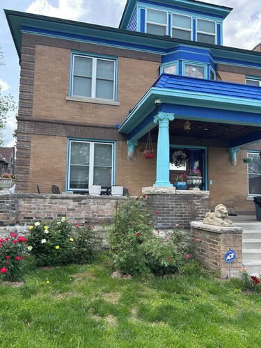 CASA AZUL DE VIDA. 1 min next to the Street Car.