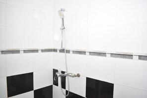 Serviettes fournies, savon, shampoing, papier toilette
