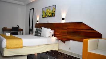 办公桌、免费 WiFi