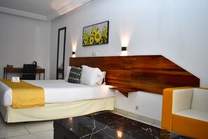 Desk, free WiFi - FIESTA (Abidjan)