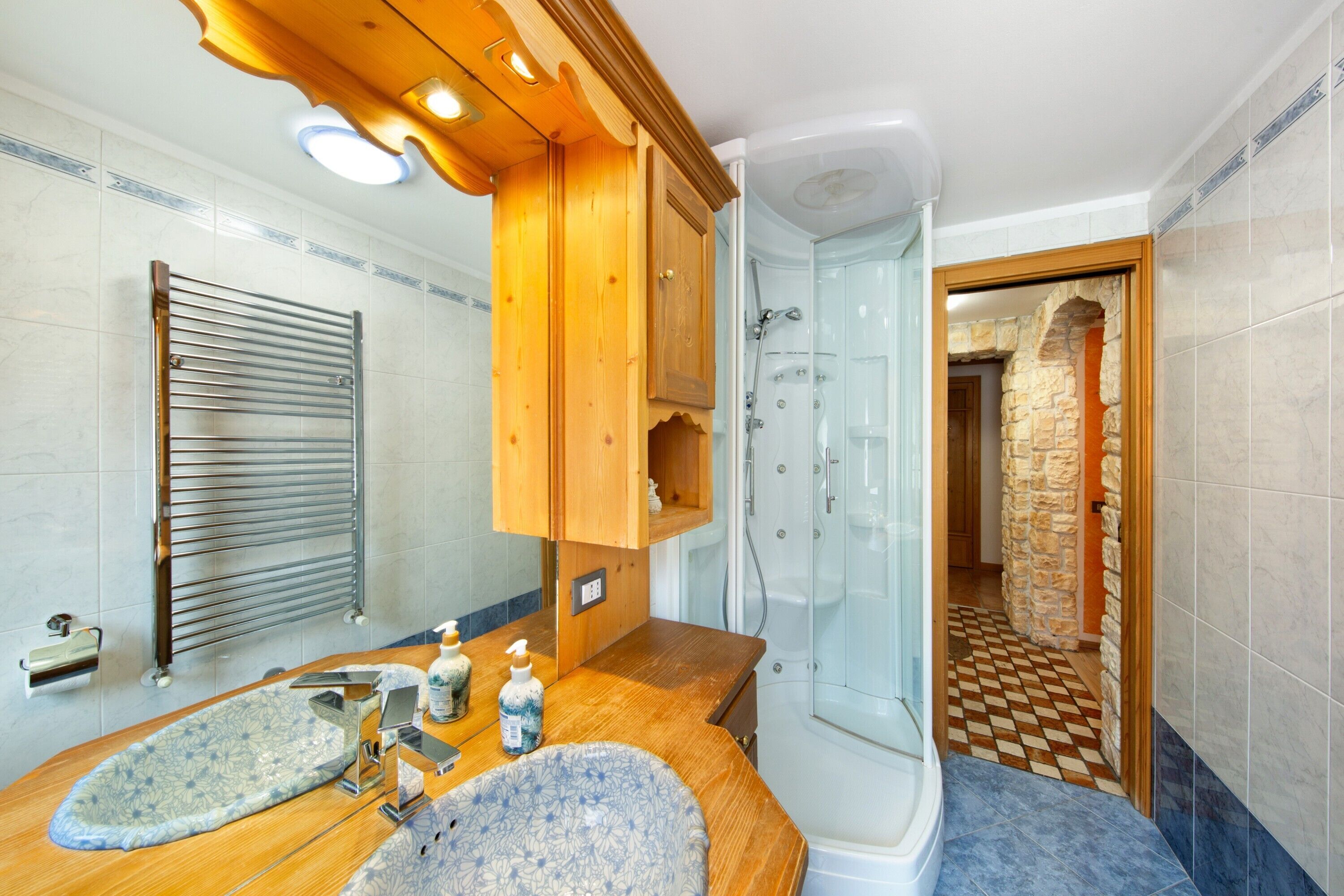 Een douche, een haardroger, handdoeken