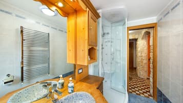 Een douche, een haardroger, handdoeken