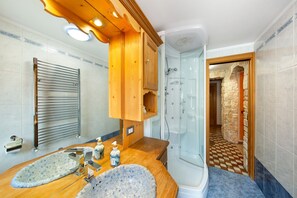 Regadera, secadora de cabello, toallas 