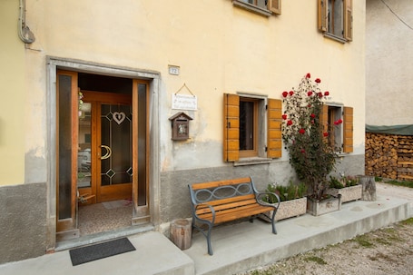 Exterior detail. Apartment 'Padola 72' with Mountain View and Wi-Fi