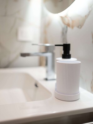 Bruser, hårtørrer, bidet, håndklæder