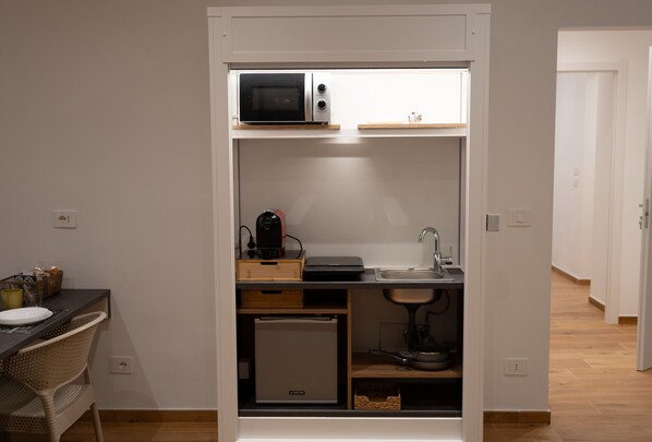 Refrigerador, microondas, cafetera y tetera y utensilios de cocina