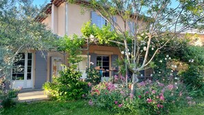 A house with a garden, a pergola, and a variety of plants and flowers. - Charming house with swimming pool, garden, 8 min from Aix-en-Provence, near the Golf course (Aix-en-Provence)
