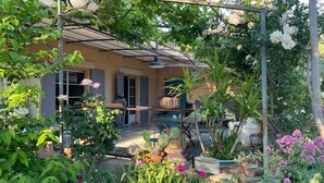 A garden with a pergola, potted plants, and a variety of flowers. - Charming house with swimming pool, garden, 8 min from Aix-en-Provence, near the Golf course (Aix-en-Provence)