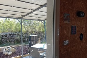 Interior - Guest Room '315' with Mountain View, Private Pool and Wi-Fi (Villeneuve-de-Berg)