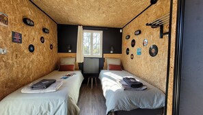 Tabla de planchar con plancha, wifi y ropa de cama