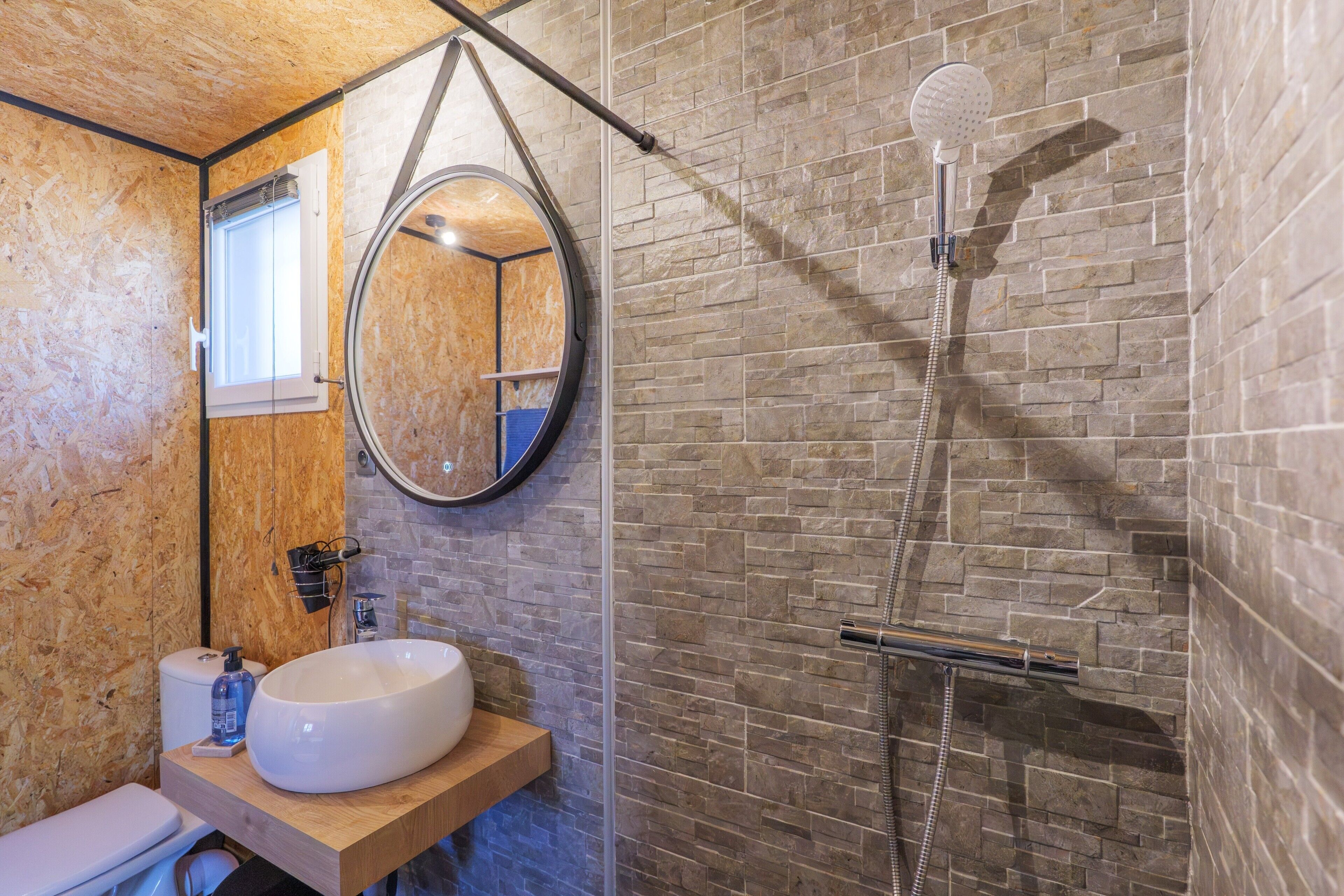 Een douche, een haardroger, handdoeken