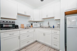 Private kitchen - Beautiful Condo 127 with AC in charming Cedar Key (Cedar Key)