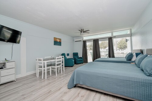 Beautiful Condo 127 with AC in charming Cedar Key