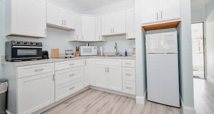 Beautiful Condo 127 with AC in charming Cedar Key