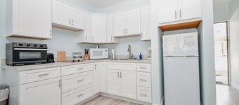 Beautiful Condo 127 with AC in charming Cedar Key