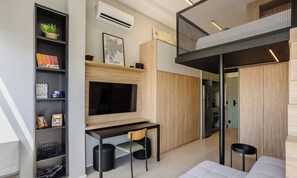 A modern living space with a flat-screen TV, a dining area, and a kitchen. - Your Urban Retreat Near the Subway - Iby1613 (São Paulo)