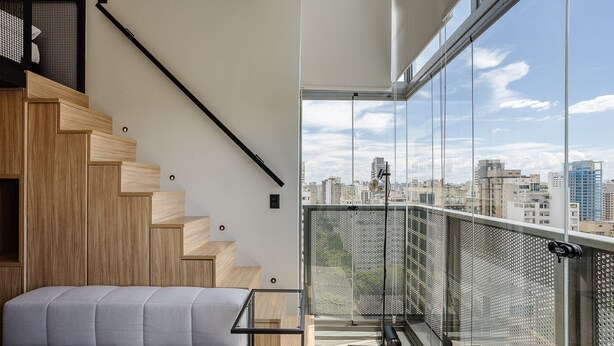 A modern apartment with a wooden staircase, a balcony with a metal railing, and a city view. - Your Urban Retreat Near the Subway - Iby1613 (São Paulo)