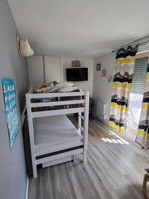 2 bedrooms, iron/ironing board, Internet, bed sheets
